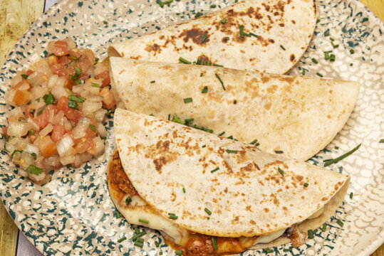 They are quesadillas to which meat is added, by regulation and in some regions of Mexico, the gringas are two tortillas placed one on top of the other to form a circle of tortilla filled with meat