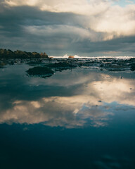 Obraz premium A rocky coastline on a cloudy day