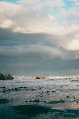 Obraz premium A rocky coastline on a cloudy day
