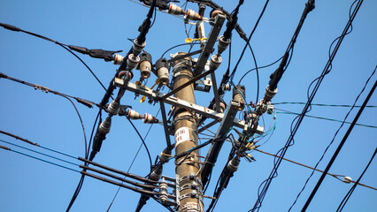 複雑な電柱の電線