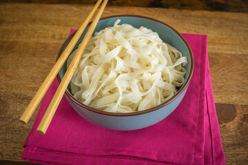 plat de nouilles chinoises en gros plan