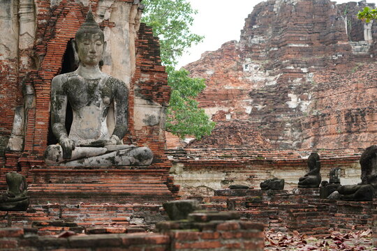 Ruins of old monks from the Ayutthaya period, which was the capital of Thailand in the past, but were destroyed by the Burmese army.