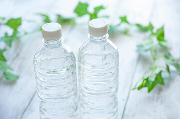 水の入ったペットボトル

