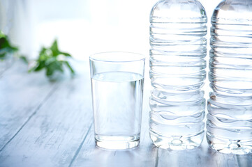 水の入ったペットボトルとコップ
