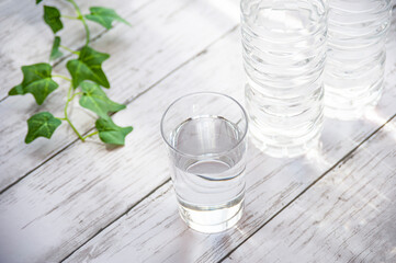 水の入ったペットボトルとコップ
