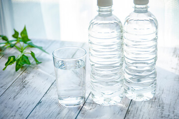 水の入ったペットボトルとコップ
