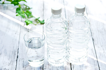 水の入ったペットボトルとコップ
