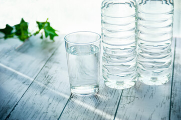 水の入ったペットボトルとコップ
