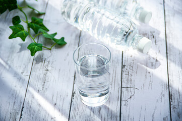 水の入ったペットボトルとコップ
