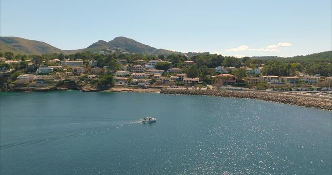Barco con pescador pescando con casas de fondo, mediterr&aacute;neo (DJI Inspire 3)	