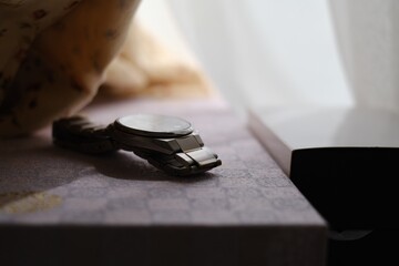 窓辺に置いてある腕時計