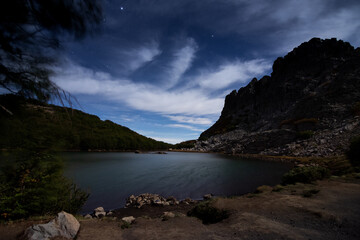 Fotografía nocturna de Montaña Rocosa y Laguna Huemul, región de Ñuble, Chile