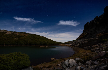 Fotografía Nocturna de larga exposición de Montaña Rocosa y Laguna Huemul, región de Ñuble, Chile