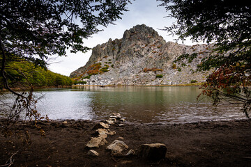 Fotografía de Montaña Rocosa y Laguna Huemul entre bosque de lengas, región de Ñuble, Chile