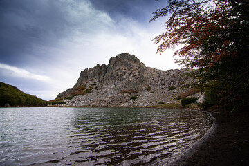 Fotografía de Montaña Rocosa y Laguna Huemul, región de Ñuble, Chile