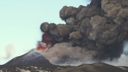 Naklejka na ściany i meble Vulcano in eruzione, fontane di lava dal cratere del monte Etna