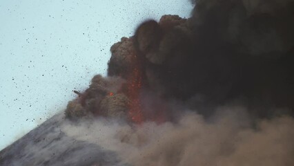 Naklejka na ściany i meble Vulcano in eruzione, fontane di lava dal cratere del monte Etna