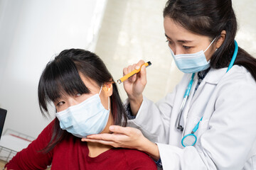 ENT consultation with purulent otitis on the screen.