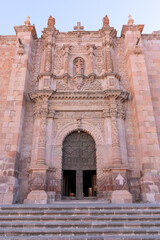 Fototapeta na wymiar サカテカス大聖堂と入り口