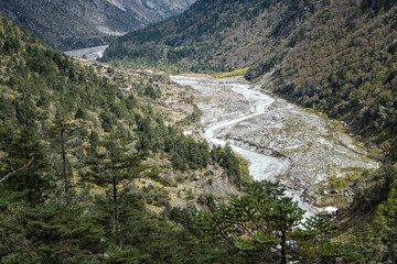 Fototapeta na wymiar Rivière au fond de la vallée en route pour Lhedi, seizième jour du Snowman Trek, Bhoutan