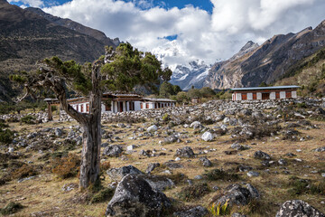 Maisons isolées entre Lhedi et Chozo, seizième jour du Snowman Trek, Bhoutan
