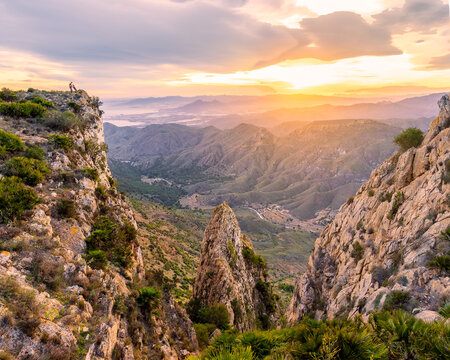 Imagen captada en uno de los miradores de Pe&ntilde;as Blancas, la cota m&aacute;s alta de la ciudad de Cartagena (Murcia), en la que se ve de fondo la rambla del Ca&ntilde;ar y la ciudad de Mazarr&oacute;n.