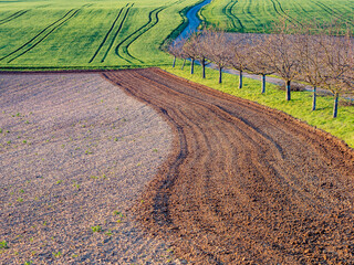 Frisch bearbeitetes Feld im Frühjahr