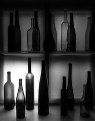 Schwarz-Weiß Fotografie, Dekoration von leeren Weinflaschen vor hellem Fenster, Berlin, Deutschland