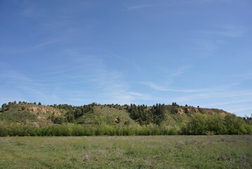 青空の下に広がる平原と山