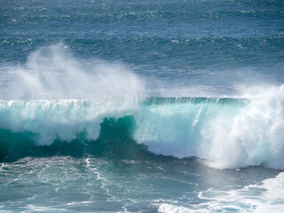 Naklejka premium Olas azul turquesa con spray en la cresta de las olas. Cabo Touriñán, Galicia, España.