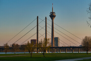 Düsseldorf am Rhein / Deutschland  Sonnenuntergang und Blick auf den Fernsehturm