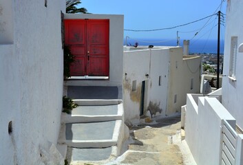 Ruelle étroite et typique aux murs blanchis à la chaux dans le quartier Mesana, Emporio, Santorin, Grèce, Europe 16