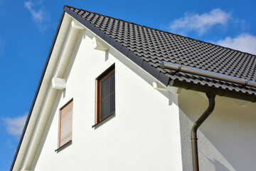 Dachgiebel und Fassade eines neu gebauten modernen Wohnhauses