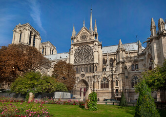 Fototapeta na wymiar Notre Dame cathedral in the center of Paris before the fire