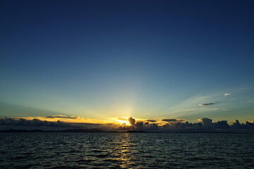 沖縄県小浜島　トゥマールビーチから見た朝日