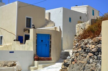 Ruelle étroite et typique aux murs blanchis à la chaux dans le quartier Mesana, Emporio, Santorin, Grèce, Europe 11