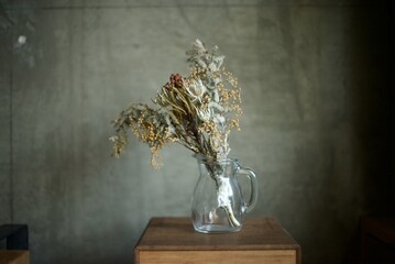 ガラスの水差しに入れたドライフラワーのスワッグ