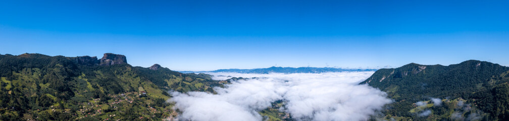 Fototapeta na wymiar Panorâmicas da serra da Mantiqueira ceu azul e nuvens