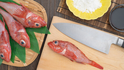 まな板の上の新鮮な魚｜キチジ(キンキ)の調理　イメージ