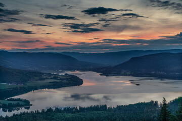 Fototapeta na wymiar Blick über den Randsfjord bei Mitternachtssonne