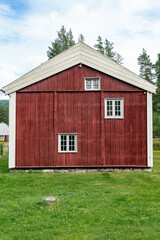 Fototapeta na wymiar Bauernhäuser und Scheunen im Freilichtmuseum Dokka, Norwegen