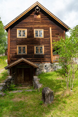 Obraz premium Bauernhäuser und Scheunen im Freilichtmuseum Dokka, Norwegen