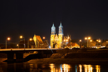Fototapeta premium bridge over the river Warta and gothic cathedral at night in Poznan