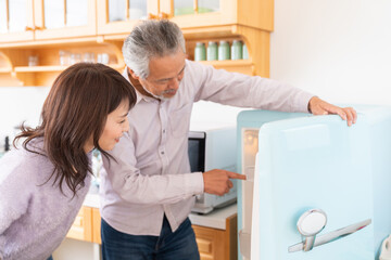 料理をするミドル 夫婦　冷蔵庫