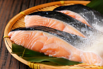 ざるに乗った北海道産サクラマスの切り身