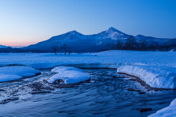 春の裏磐梯檜原湖から磐梯山の夜明け
