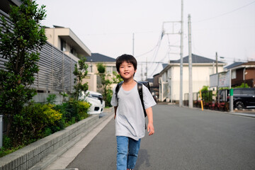 通学する小学生の男の子