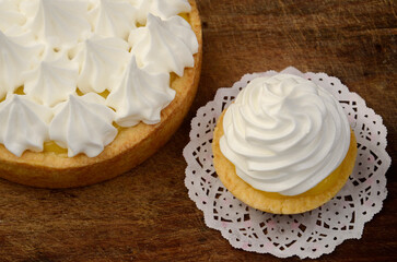 Lemon tartlet with cream and meringue