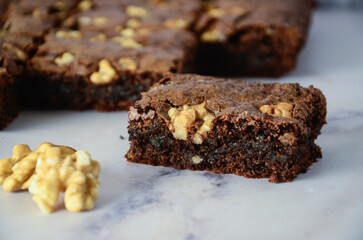 Chocolate brownie with walnuts. Brownie de chocolate con nueces.