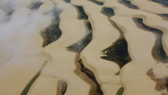 Rio Pregui&ccedil;as Dunas Praia Lagoas Pequenos Len&ccedil;&oacute;is Paisagem Barreirinhas Vilarejo Cabur&eacute; Mandacaru Prote&ccedil;&atilde;o Ambiental Paulino Neves Cen&aacute;rio Tropical Paradis&iacute;aco Para&iacute;so Natureza A&eacute;reo Drone Turismo